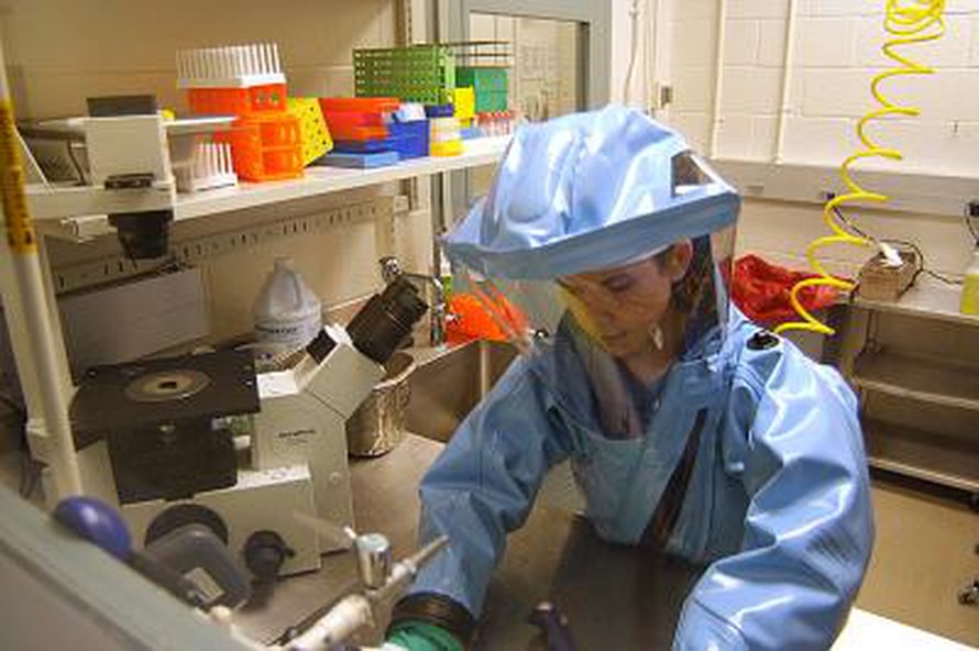 Tutkija BSL4-laboratoriossa Ebola-virusta käsittelemässä. Kuva: <span class="photographer">Wikimedia Commons / Yhdysvaltain armeijan tartuntautitutkimuskeskus</span>