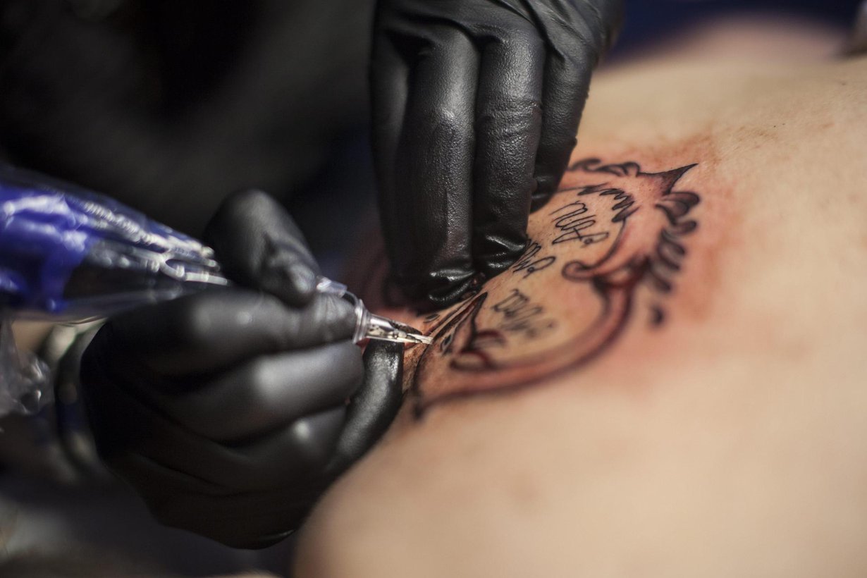 Tatuointineulan ihoon tekemät haavat houkuttelevat makrofagit tatuoidulle alueelle. Siellä ne yrittävät suojata elimistöä tatuointiväriltä imaisemalla sen sisäänsä. Kuva: Miikka Pirinen