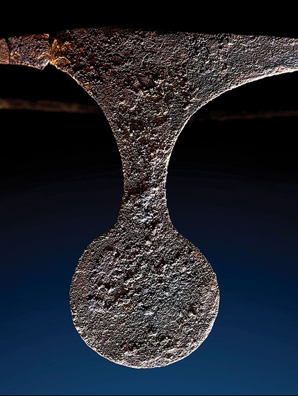 Kruunun tai vastaavan arvomerkin kaltainen diadeemi löydettiin La Almoloyasta haudasta. Se on tehty hopeasta. Kuva on Barcelonan yliopiston tutkimuksesta. Kuva: <span class="photographer">J.A. Soldevilla</span>