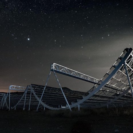 Kanadalainen Chime-observatorio koostuu kaarevista antenneista, jotka tuovat mieleen lumilautailijoiden laskettelukourut. Kuva: <span class="photographer">Andre Recnik / CHIME Collaboration</span>