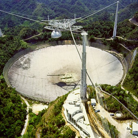 Arecibon radioteleskoopilla voisi lähestyä vierasta älyä valovuosien päässä. Kuva: <span class="photographer">PD-USGOV-DOC-NOAA</span>
