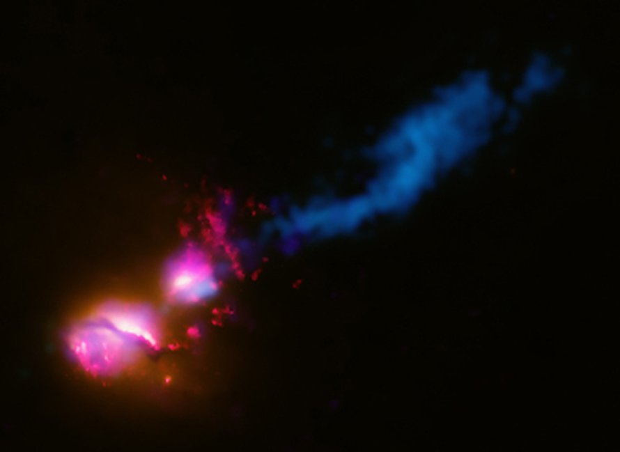 Sininen suihku yltää naapuriin ja jatkaa matkaansa sen ohi. Kuva: <span class="photographer">NASA/CXC/CfA/Evans et al. /STScI/ NSF/VLA/STFC/JBO/MERLIN</span>