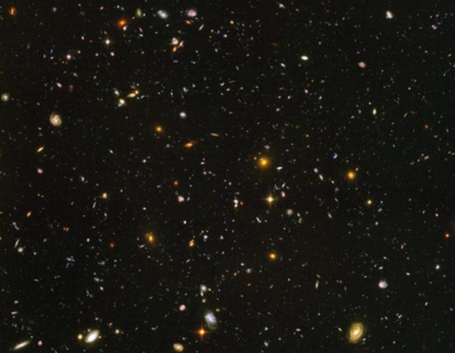 Hubble -avaruuskaukoputken kuvassa saattaa näkyä universumin ensimmäisiä galakseja. Kuva: <span class="photographer">NASA/ESA</span>