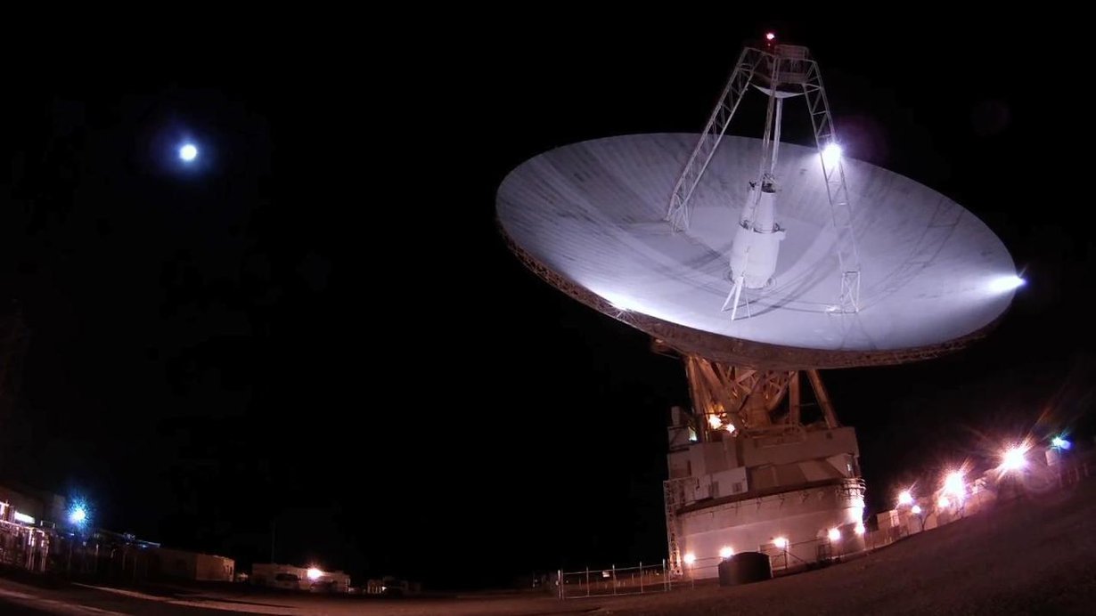 Kadonnut luotain löydettiin tutkajärjestelmällä, johon kuuluu tämä Goldstonen observatorion lautasantenni. Sen halkaisija on 70 metriä. Kuva: NASA/JPL-Caltech