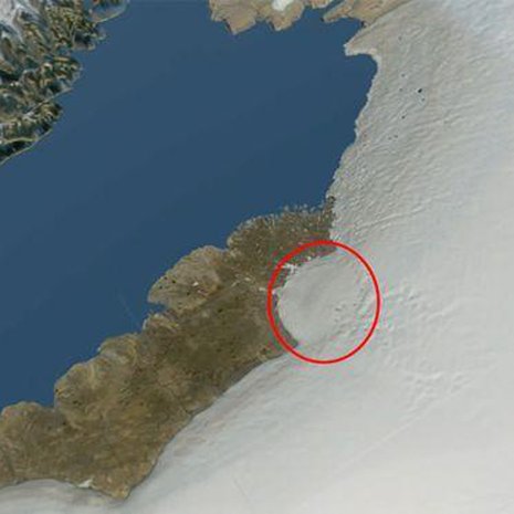 Kraatteri sijaitsee Grölannin luoteisosissa Naresinsalmen lähellä. Kuva: <span class="photographer">Tanskan luonnonhistorian museo</span>