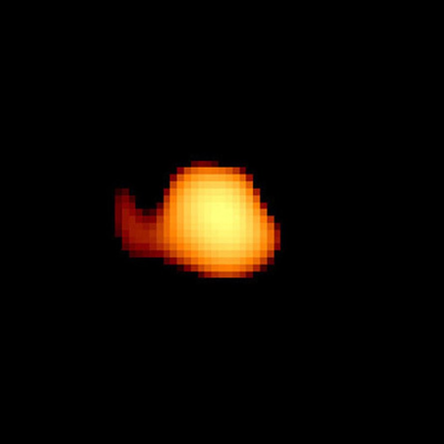 Mira on punainen jättiläistähti, jonka säde on kolmesataa kertaa Auringon sädettä suurempi. Kuva M. Karovska/Center for Astrophysics ja NASA