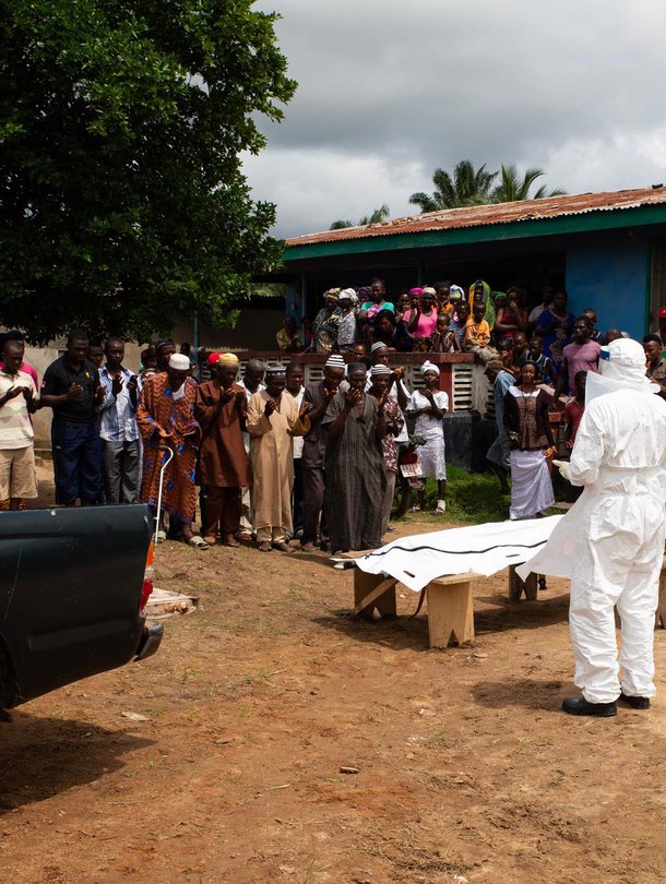 Sierraleonelaisessa kylässä valmistauduttiin ebolaan kuolleen hautajaisiin vuonna 2015. Kuva: <span class="photographer">Shutterstock</span>