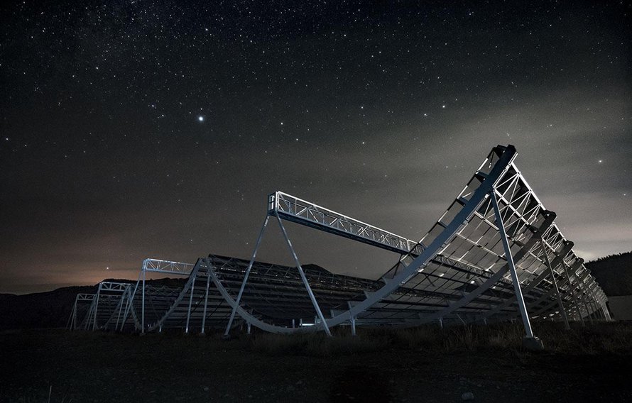 Kanadalainen Chime-observatorio koostuu kaarevista antenneista, jotka tuovat mieleen lumilautailijoiden laskettelukourut. Kuva: <span class="photographer">Andre Recnik / CHIME Collaboration</span>