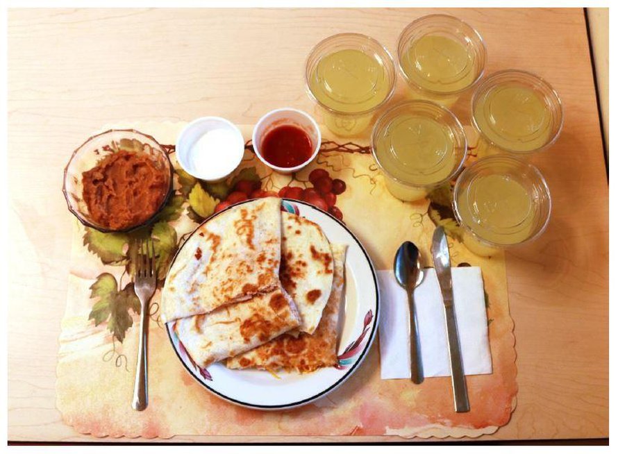 Yhdessä prosessoidun ruokavalion lounasannoksista oli quesadilloja pavuilla ja juomana sokeroimatonta virvoitusjuomaa. Kuva: <span class="photographer">HALL ET AL. / CELL METABOLISM</span>