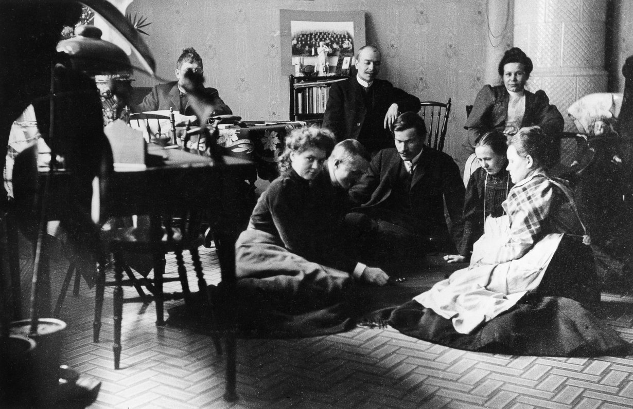 ”En juhli” ei käynyt päinsä nimipäivien kulta-aikaan 1900-luvun alussa. Piti kattaa juhlapöytä ja järjestää ohjelmaa. Kuva: Helsingin kaupunginmuseo