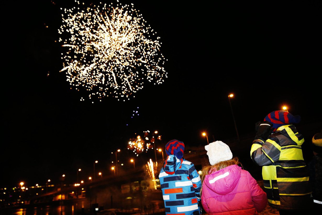 Uusi vuosi otettiin vastaan perinteisin menoin Helsingissä 2015.