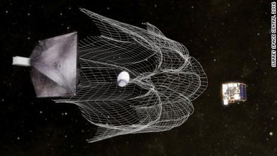 Avaruuden romua napataan brittien kokeissa haaviinkin. Sitten romu lähetetään alemmas ilmakehään, jossa se palaa poroksi. Kuva: <span class="photographer">Surrey Space Center</span>