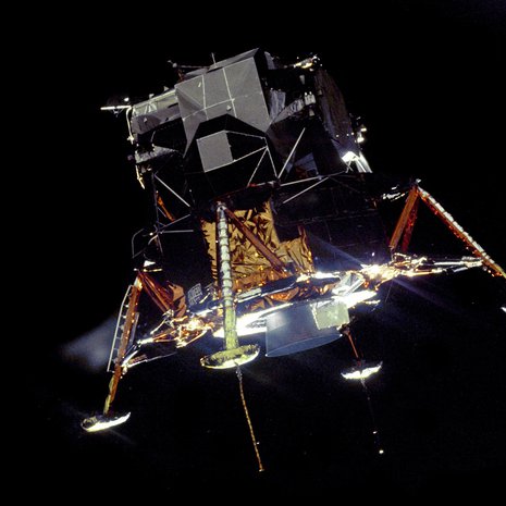 20.7.1969 Historiallinen matka alas alkaa. Kuualus Eagle on juuri irtautunut komentomoduuli Columbiasta. Kuva: <span class="photographer">Nasa</span>