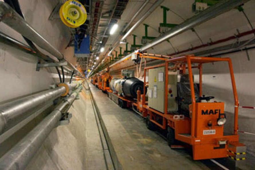 Suuren hadronitörmäyttimen tunnelissa. Kuva: <span class="photographer"><A HREF=http://commons.wikimedia.org/wiki/Etusivu>Wikimedia Commons</A>.</span>