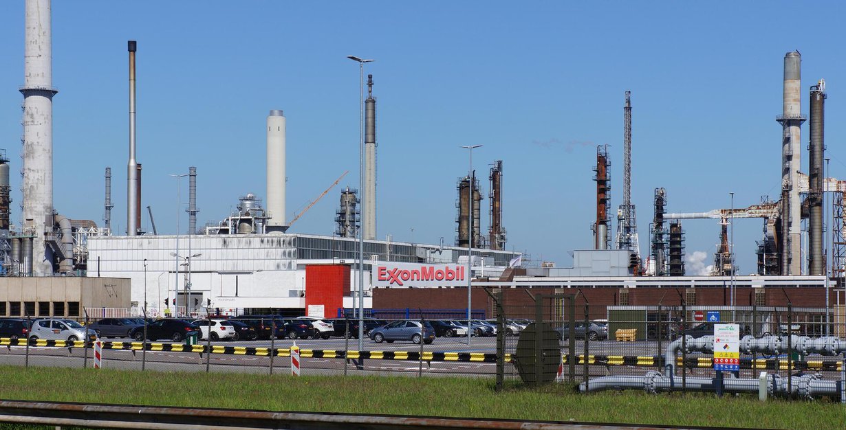 Exxon Mobilin öljynjalostamo Rotterdamissa. Kuva: Shutterstock