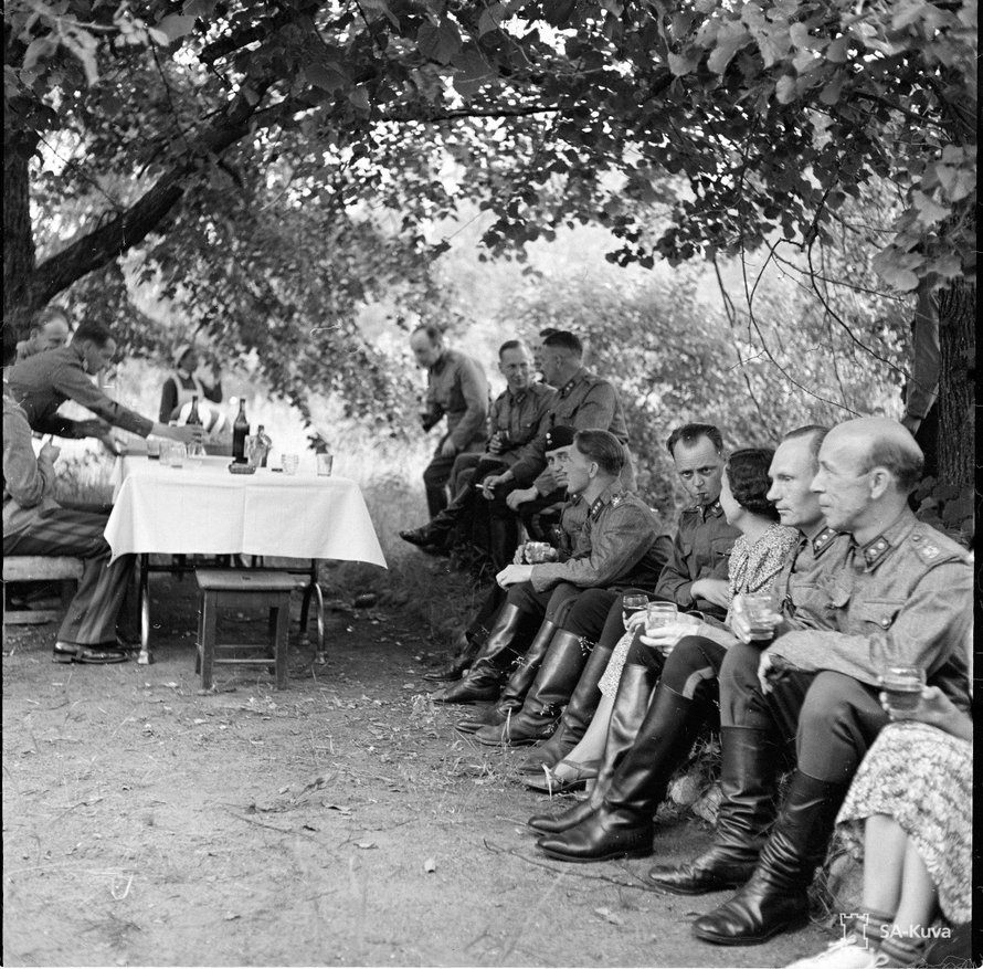Olavin päivän kahvit 29.7.1941 olivat erilaiset. Jatkosota oli syttynyt 25.6. Kuva: <span class="photographer">SA-kuva</span>