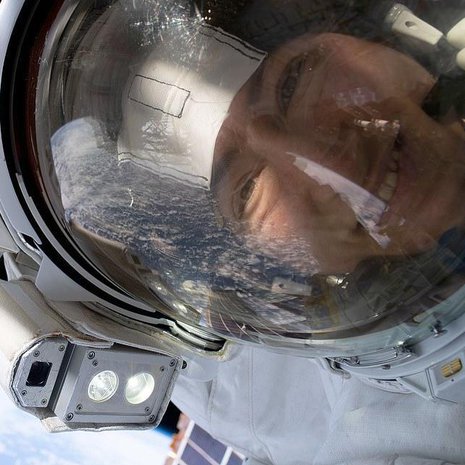 Christina Koch otti selfien avaruuskävelyllä lokakuussa 2019