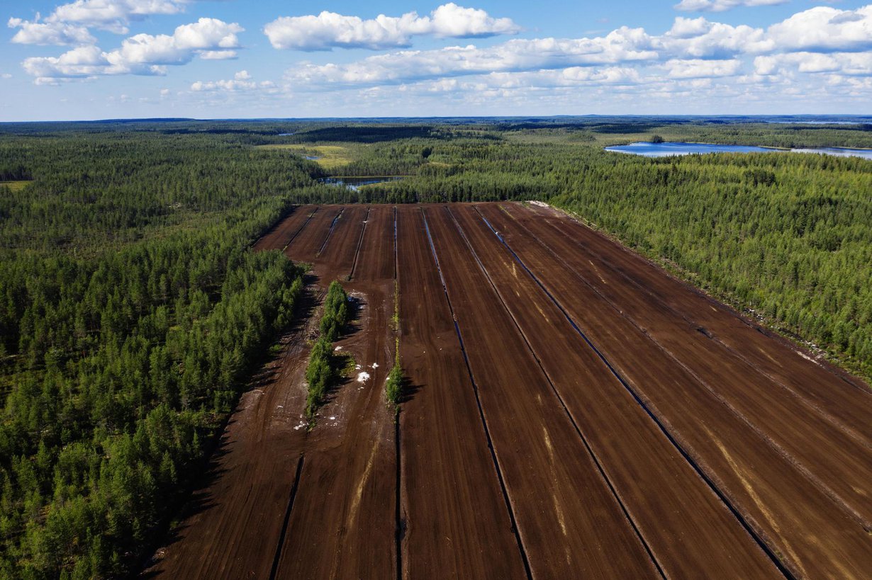 Suot ja turvemaat kattavat noin kolmanneksen Suomen maapinta-alasta. Turvetta nostetaan Nivusnevan turvetuotantoalueella Parkanossa. Kuva: Kaisa Rautaheimo / HS