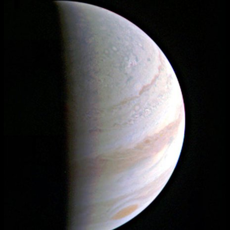 Juno-luotaimen lauantaina ottama kuva Jupiterista. Etäisyys planeettaan oli kuvanottohetkellä 703 000 kilometriä. Kuva: <span class="photographer">Nasa</span>