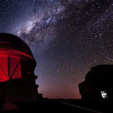 Teleskooppeja suunnataan tulevaisuudessa nopeasti kohti gravitaatioaaltojen lähteitä. Kuva: <span class="photographer">Harvard-Smithsonian Center for Astrophysics</span>