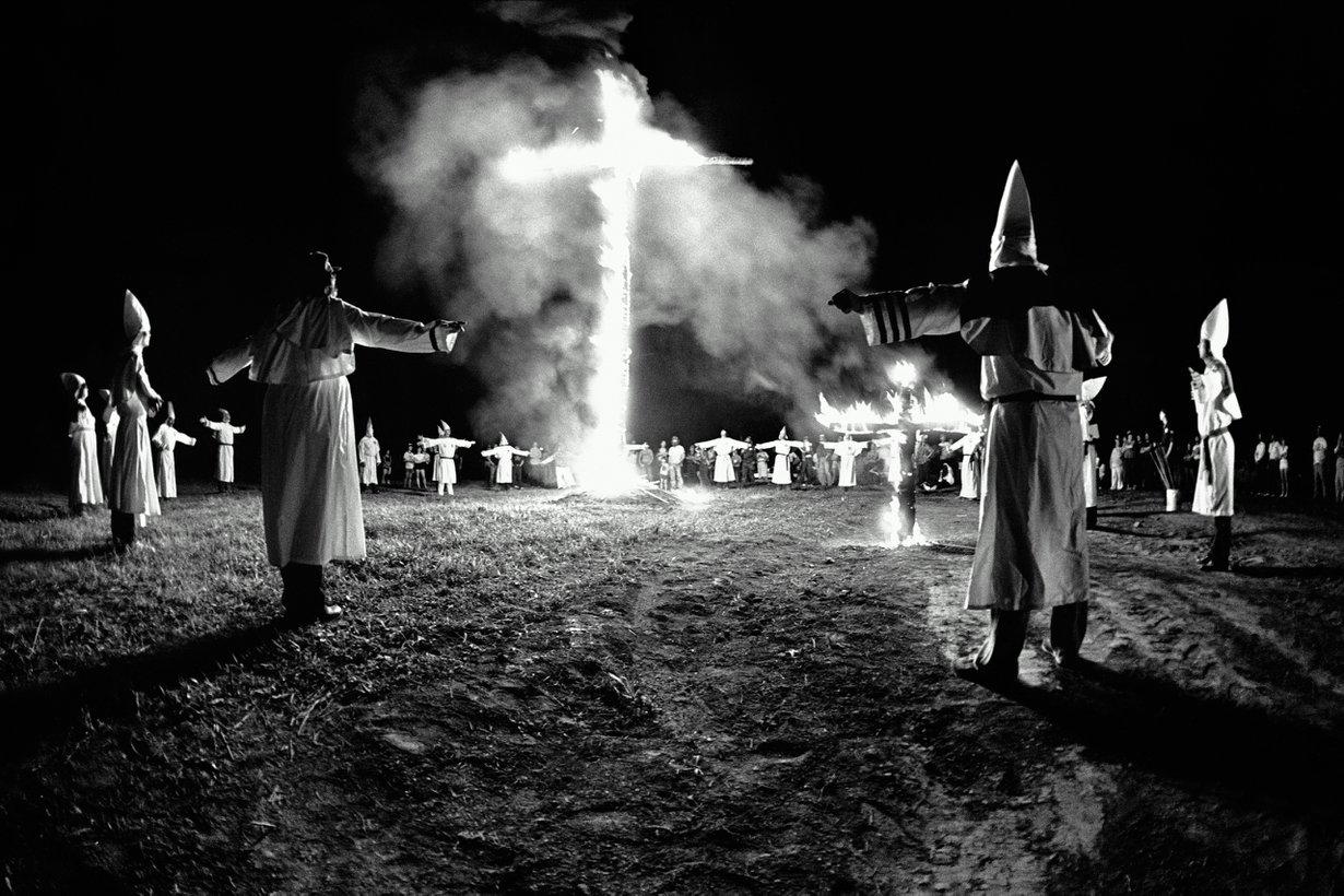 KKK tunnetetaan valkoisista kaavuista ja ristinpolttorituaaleista, mutta tavaramerkkejä niistä tuli vasta salaseuran toisella kierroksella 1915. Kuva: Getty Images