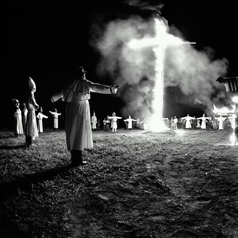 KKK tunnetetaan valkoisista kaavuista ja ristinpolttorituaaleista, mutta tavaramerkkejä niistä tuli vasta salaseuran toisella kierroksella 1915. Kuva: <span class="photographer">Getty Images</span>