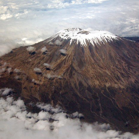Kilimanjaro lentokoneesta nähtynä. Kuva: <span class="photographer">Paul Shaffner / Wikimedia Commons</span>