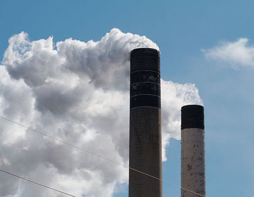 Kuva: <span class="photographer"><a href= http://commons.wikimedia.org/wiki/File:Smokestacks_3958.jpg> Wikimedia Commons</a></span>