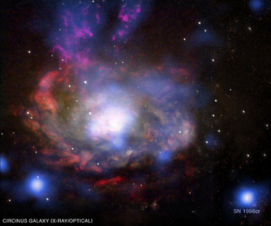 Yhdistelmäkuva Circinuksen keskeisistä alueista. Chandran havainnot sinisellä, Hubblen keltaisella. SN 1996cr alaoikealla. Kuva: <span class="photographer">X-ray (NASA/CXC/Columbia/F.Bauer et al); Optical (NASA/STScI/UMD/A.Wilson et al.)</span>