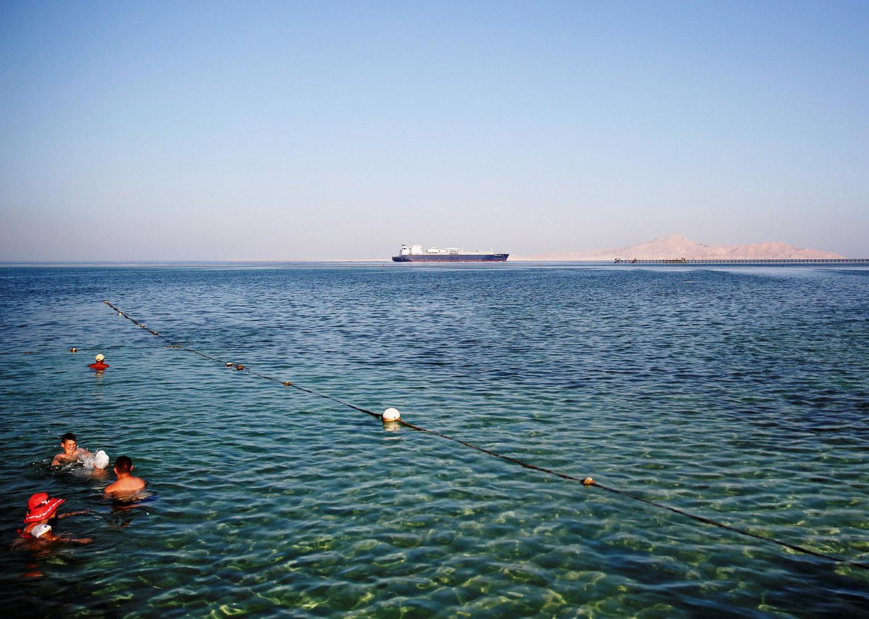 Ihmiset uivat Punaisessa meressä Sharm el-Sheikhin turistikeskuksessa. Kuva: Reuters/Amr Abdallah Dalsh