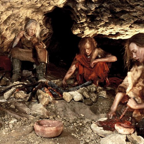 Kivikaudella nykyihmisten puheesta puuttuivat tiety äänteet. Kuvassa on lavastettu tilanne muinaisajoilta. Kuva: <span class="photographer">SCIENCE PHOTO LIBRARY</span>