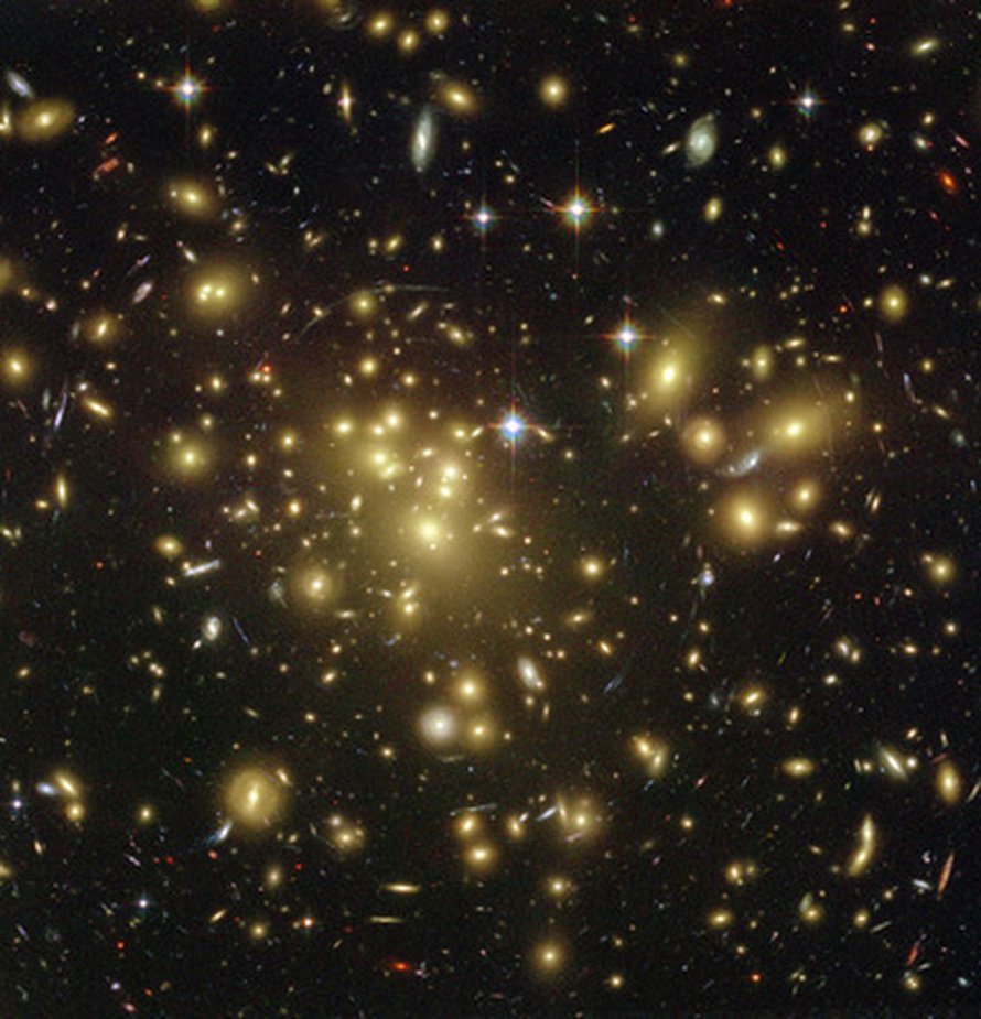 Eräs tutkittava oli galaksijoukko Abell 1689 Kuva NASA, N. Benitez (JHU), T. Broadhurst (Racah Institute of Physics/The Hebrew University), H. Ford (JHU), M. Clampin (STScI), G. Hartig (STScI), G. Illingworth (UCO/Lick Observatory), the ACS Science Team