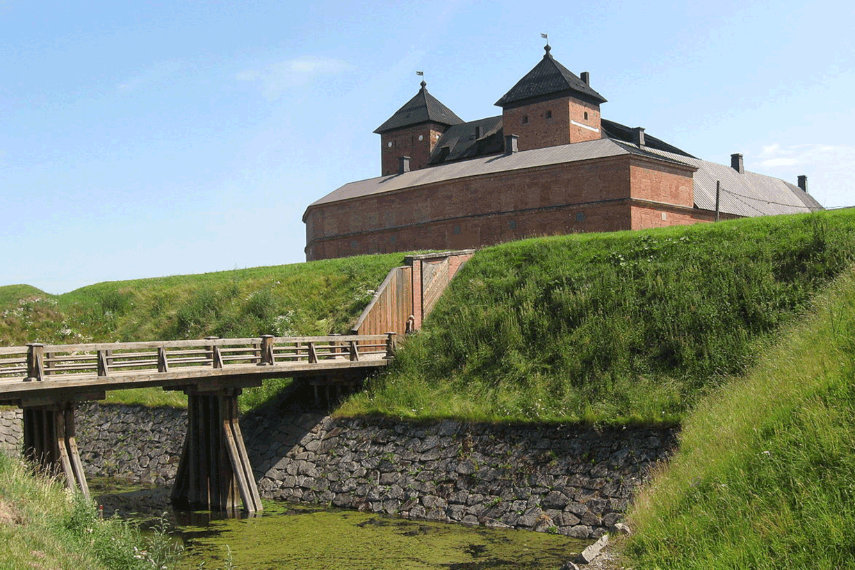 Väestö-Suomen keskipisteen Hämeenlinnan nimikkomaamerkki. Kuva: Wikimedia Commons