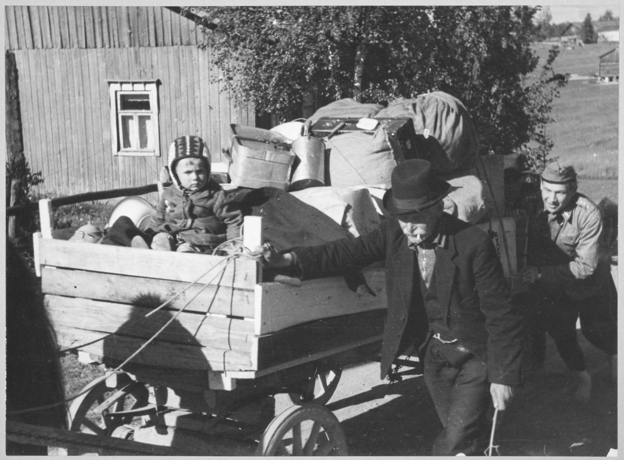 Tärkein omaisuus pakattiin mukaan evakkomatkalle Karjalasta kesällä 1944. Kuva: Museovirasto