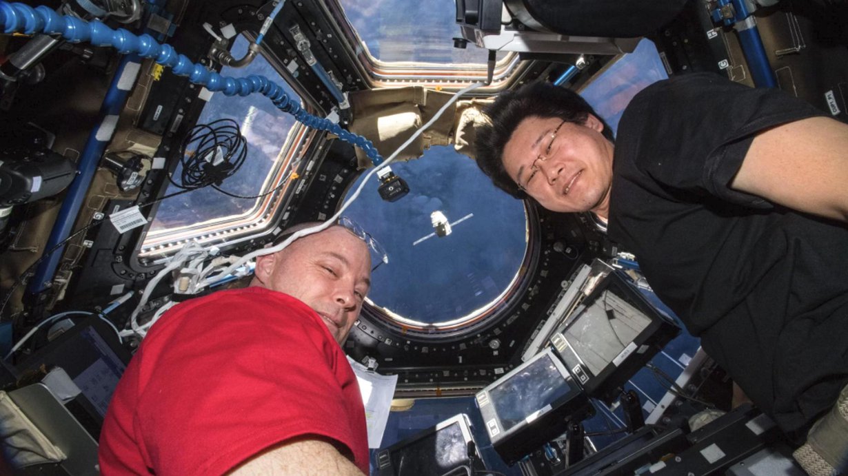 Astronautit Scott Tingle (lvas.) ja Norishige Kanai katsovat, kun rahtialus SpaceX Dragon lähestyy Iss-avaruusasemaa maanantaina. Tällä kertaa mukana oli myös spermaa. Kuva: Nasa