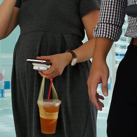 Lasta odottava pariskunta zika-alueella Singaporessa. Kuva: <span class="photographer">Edgar Su / Reuters</span>