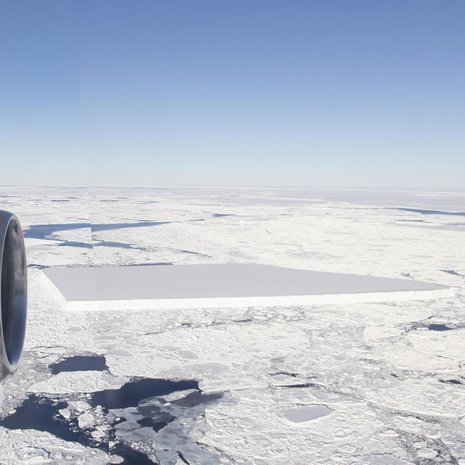 Suorakulmainen jäävuori tuli kuuluisaksi, kun Nasan tutkijat nappasivat siitä kuvia 16. lokakuuta. Kuva: <span class="photographer">Jeremy Harbeck / Nasa</span>