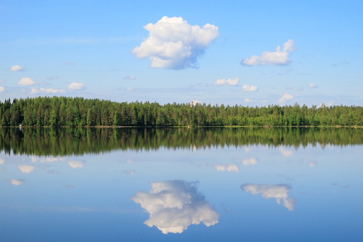 Suomen kesä upeimmillaan. Taivaan ja maan väliin mahtuu monta mieltä askarruttavaa kysymystä. Kuva: Getty Images