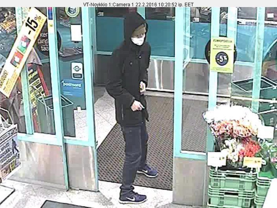 Poliisin julkaisemassa valvontakamerakuvassa näkyy ryöstöstä epäilty.