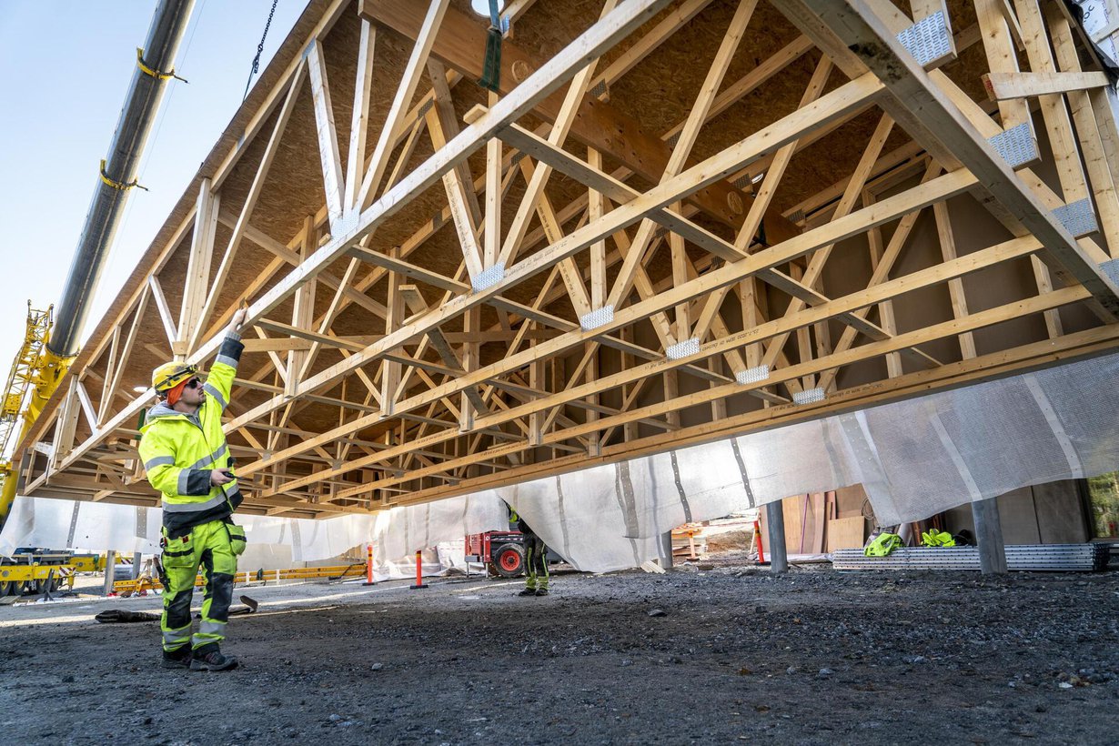 Valmiita elementtejä siirreltiin, kun Kuopiossa rakennettiin puista kerrostaloa kaksi vuotta sitten. Kuva: Aake Roininen