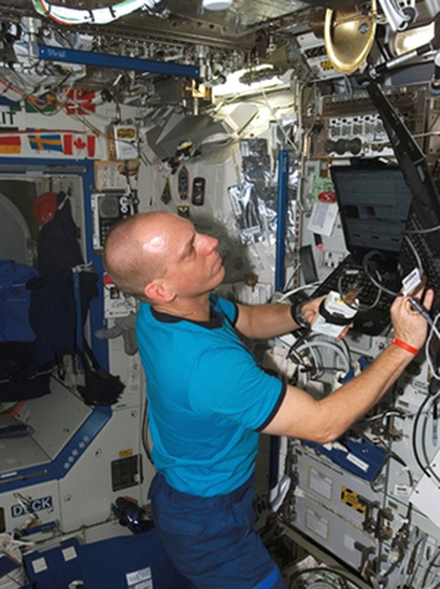 Iowan osavaltion yliopistosta valmistunut astronautti Clayton Anderson työskentelee Kansainvälisen avaruusaseman Destiny –laboratoriossa. Kuva: <span class="photographer">NASA
</span>