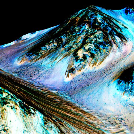 Marsperän tummat virrat on vahvistettu valuvan suolaveden jäljiksi. Kuva: <span class="photographer">Nasa / JPL / University of Arizona</span>