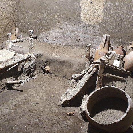 Huoneessa on säilynyt muun muassa vuoteita ja ruukkuja. Kuva: <span class="photographer">Pompeii Archeological Park/Ministry of Cultural Heritage and Activities and Tourism/Handout via REUTERS</span>