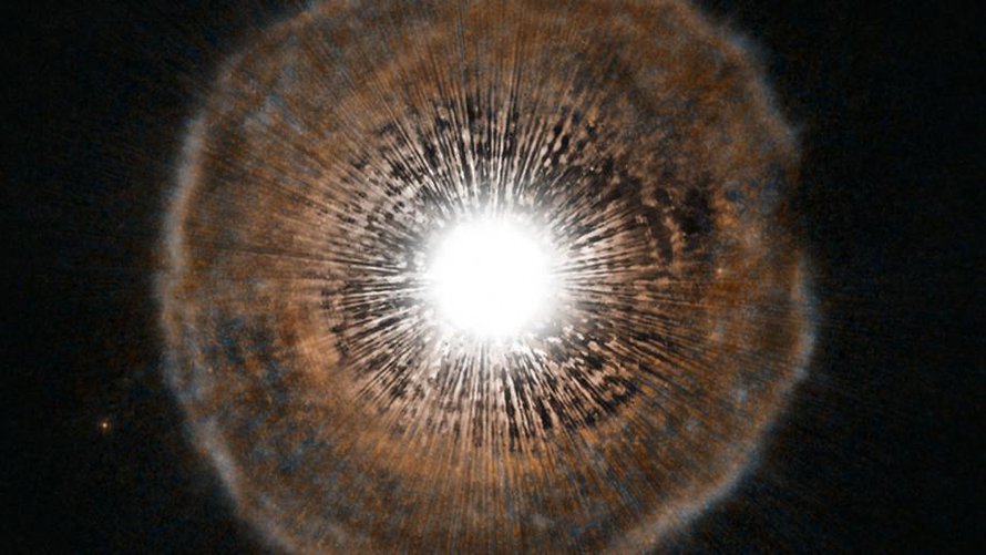Näin päättyy myös Auringon taru. Esan kuvassa U Camelopardalis -tähti hönkii uloimpia kerroksiaan kaasuna avaruuteen, kunnes jäljellä on vain valkoinen kääpiö. Kuva: <span class="photographer">ESA / Hubble</span>