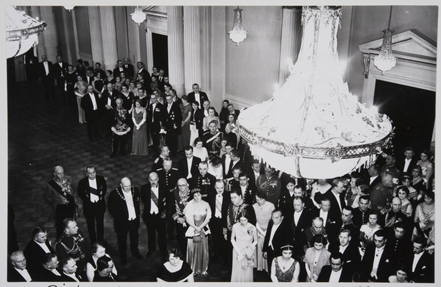 6.12.1934 Tasavallan eliitti on jo tottuneesti kokoontunut juhlimaan itsenäisyyspäivää Presidentinlinnaan. Kuva: <span class="photographer">Pietinen/Historian kuvakokoelma/Museovirasto</span>