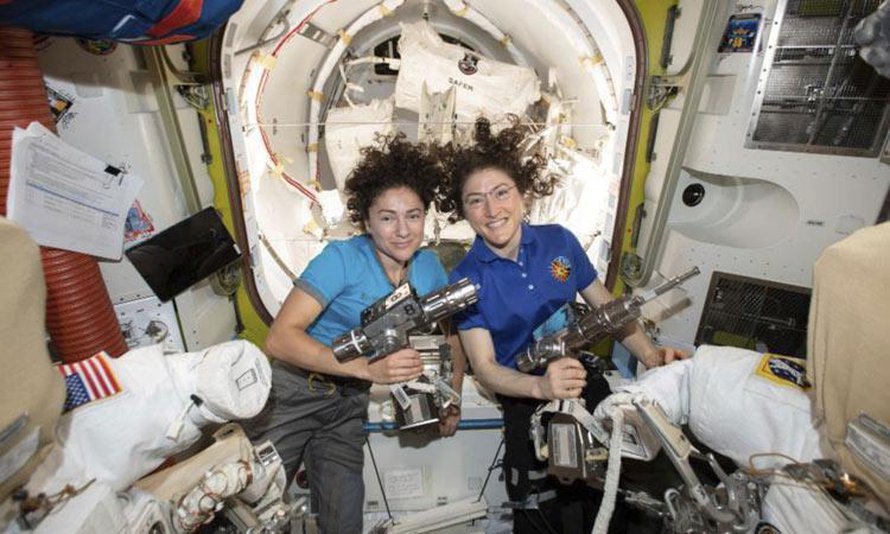 Astuuko jompi kumpi heistä ensimmäisenä naisena Kuuhun? Astronautit Jessica Meir (vas.) ja Christina Koch avaruusasemalla lokakuussa 2019. Kuva: <span class="photographer">Nasa</span>