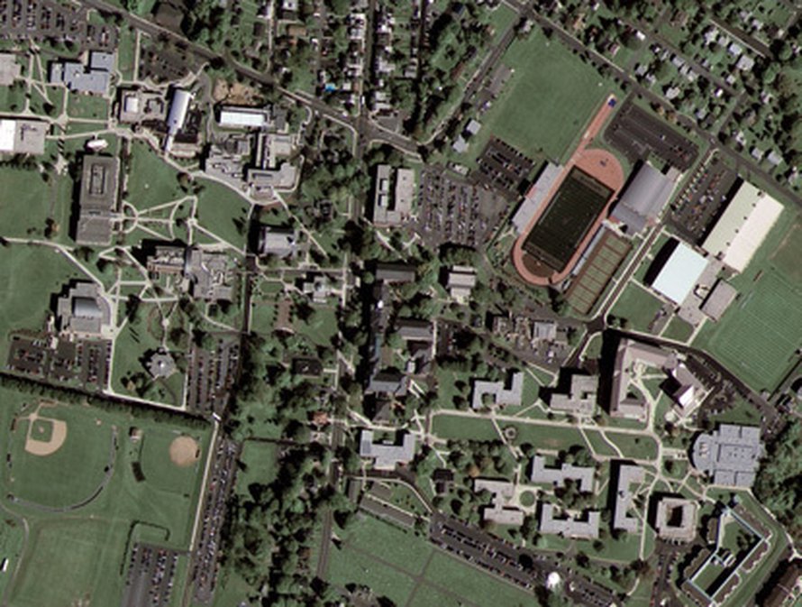 Kutztownin yliopisto Pennsylvaniassa Googlen sponsoroiman GeoEye-1-satelliitin kuvaamana.