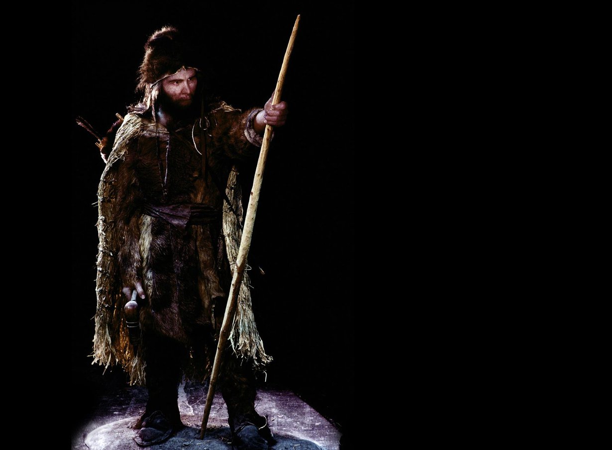 Ötzistä tehtiin malli heti kun se löytyi vuonna 1991. Vaatteista oli jäljellä palasia. Tutkijat pystyivät uusien dna-tekniikoiden avulla jäljittämään, minkä eläinten vuotia Ötzi kantoi. Kuva: P. Plailly/E. Daynes/Science Photo Library