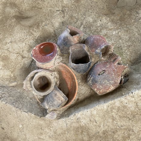 Värjätyt ruoka- ja juoma-astiat on tehty savesta. Kuva: <span class="photographer">Jiajing Wang</span>