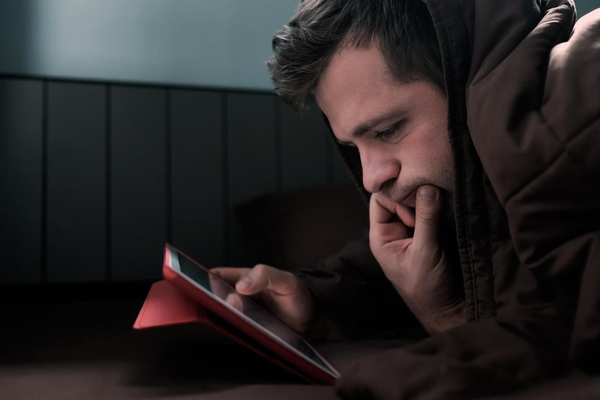 Uteliaisuus voi vetää katselemaan paljasta väkivaltaa, vaikka se voi vain lisätä ahdistusta ja pelkoja. Kuva: Getty Images